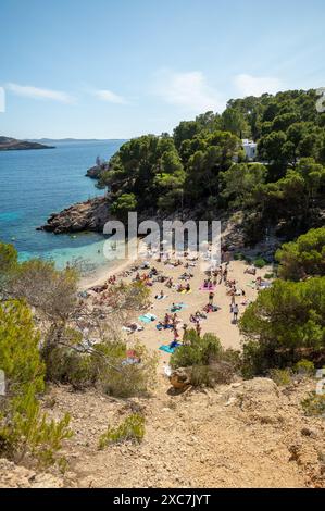 Cala Saladeta, Ibiza, Spanien: 16. Mai 2024: Menschen am Strand von