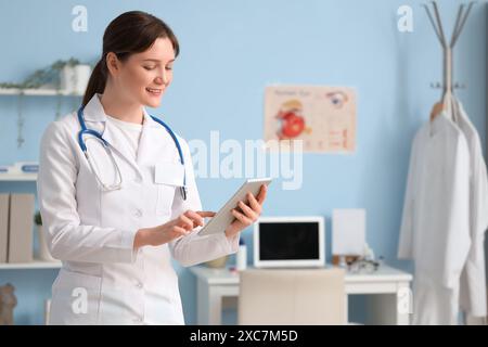 Augenärztin mit Tablettencomputer in der Klinik Stockfoto