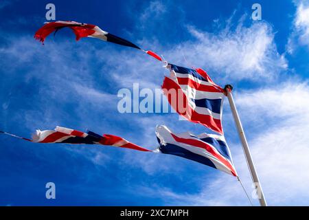 Zerrissene britische Flagge im Wind Stockfoto