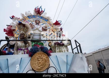 Farbenfrohe und aufwendig dekorierte Zulu-Parade-Wagen mit Rosen, Perlen, Masken und Figuren auf den Straßen von New Orleans am Mardi Gras Morgen. Stockfoto