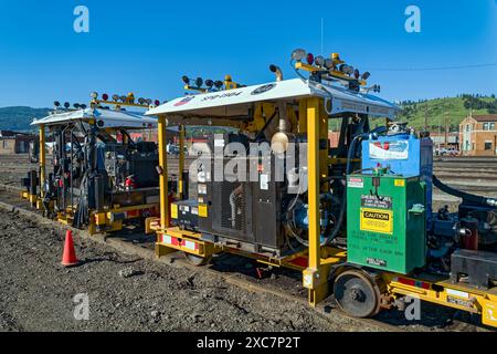 Ein Paar Nordco-Stachelzieher parkte auf der Union Pacific Railyard in La Grande, Oregon, USA Stockfoto