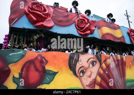 Farbenfrohe und aufwendig dekorierte Zulu-Parade-Wagen mit Rosen, Perlen, Masken und Figuren auf den Straßen von New Orleans am Mardi Gras Morgen. Stockfoto