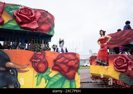 Farbenfrohe und aufwendig dekorierte Zulu-Parade-Wagen mit Rosen, Perlen, Masken und Figuren auf den Straßen von New Orleans am Mardi Gras Morgen. Stockfoto