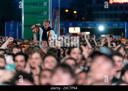 Jubel nach dem fuenften Tor, Fans, Jubel, Freude, Fan in der Menge GER, Deutschland vs Schottland, Public Viewing, Fanzone Hamburg, Eroeffnungsspiel, Fan Festival, UEFA EURO 2024, 14.06.2024 Foto: Eibner-Pressefoto/Maximilian Vincen Stockfoto