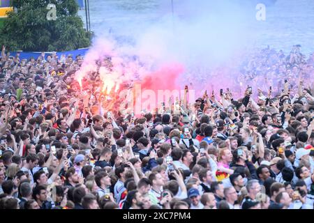 Fans zuenden Pyrotechnik, GER, UEFA EURO 2024, Deutschland gegen Schottland, Fan Zone Mainufer, Frankfurt am Main, 14.06.2024. Foto: Eibner-Pressefoto/Florian Wiegand Stockfoto