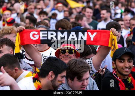 Fan mit Deutschland Schale, GER, UEFA EURO 2024, Deutschland gegen Schottland, Fan Zone Mainufer, Frankfurt am Main, 14.06.2024. Foto: Eibner-Pressefoto/Florian Wiegand Stockfoto