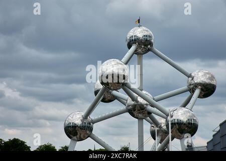 Brüssel, Belgien; Juni, 08, 2024;das Atomium, ein modernistisches Gebäude, das ein Modell eines Silberatoms darstellt. Ursprünglich als Herzstück des gebaut Stockfoto