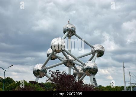 Brüssel, Belgien; Juni, 08, 2024;das Atomium, ein modernistisches Gebäude, das ein Modell eines Silberatoms darstellt. Ursprünglich als Herzstück des gebaut Stockfoto