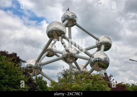 Brüssel, Belgien; Juni, 08, 2024;das Atomium, ein modernistisches Gebäude, das ein Modell eines Silberatoms darstellt. Ursprünglich als Herzstück des gebaut Stockfoto