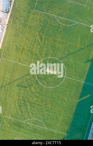 Kunstrasen-Fußballfeld aus der Drohne, zenithaler Sicht Stockfoto