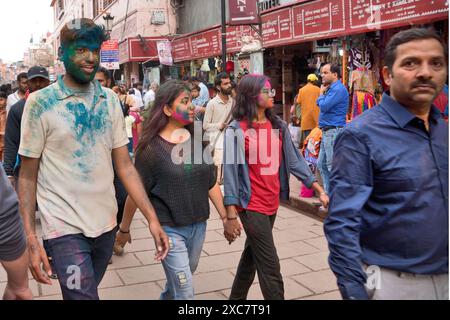 Varanasi, Indien: Holi Spring Festival. Varanasi ist eine der ältesten Städte Indiens und gilt als die heiligste Stadt des Hinduismus. Stockfoto