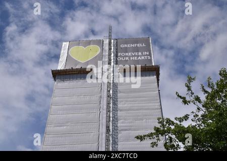 London, Großbritannien. Juni 2024. Grenfell Tower zum siebten Jahrestag der Katastrophe. 72 Menschen starben, als ein Brand in einem Wohnblock in North Kensingon, West London, ausbrach. Quelle: Vuk Valcic/Alamy Live News Stockfoto