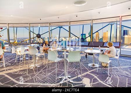 Dallas, USA - 7. November 2023: Die Menschen genießen am späten Nachmittag vom Reunion Tower in Dallas, Texas, USA, die malerische Aussicht auf die Skyline. Stockfoto