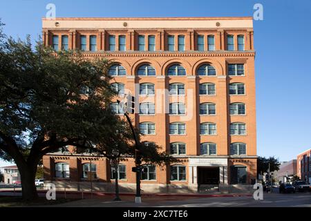 Dallas, USA - 7. November 2023: Malerische Fassade eines Regierungsgebäudes aus Backstein am späten Nachmittag in Dallas, Texas, USA Stockfoto