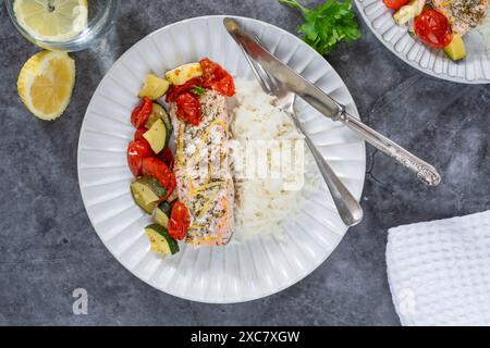 Im Ofen gebackener Lachs und Gemüse mit Reis Stockfoto