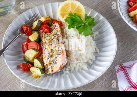 Im Ofen gebackener Lachs und Gemüse mit Reis Stockfoto