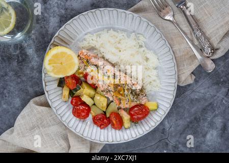 Im Ofen gebackener Lachs und Gemüse mit Reis Stockfoto