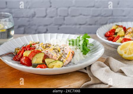 Im Ofen gebackener Lachs und Gemüse mit Reis Stockfoto