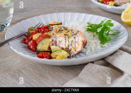 Im Ofen gebackener Lachs und Gemüse mit Reis Stockfoto