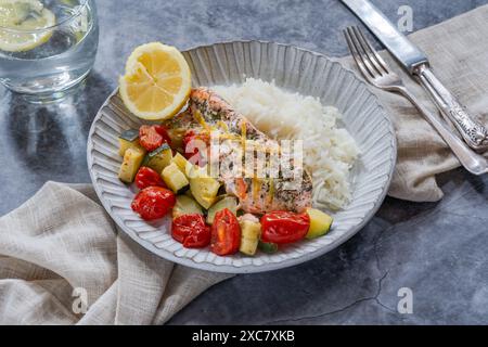 Im Ofen gebackener Lachs und Gemüse mit Reis Stockfoto