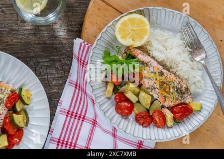 Im Ofen gebackener Lachs und Gemüse mit Reis Stockfoto