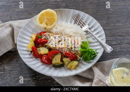 Im Ofen gebackener Lachs und Gemüse mit Reis Stockfoto