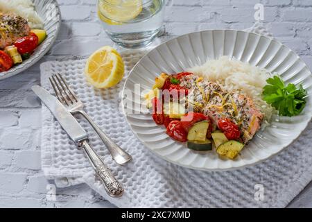 Im Ofen gebackener Lachs und Gemüse mit Reis Stockfoto