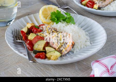 Im Ofen gebackener Lachs und Gemüse mit Reis Stockfoto