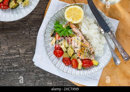 Im Ofen gebackener Lachs und Gemüse mit Reis Stockfoto