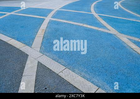 Spezielle Gummibeschichtung für den Spielplatz oder Sportaktivitäten. Verbindung von blauem Bodenbelag aus recycelten Materialien. Gepolsterter Boden coveri Stockfoto