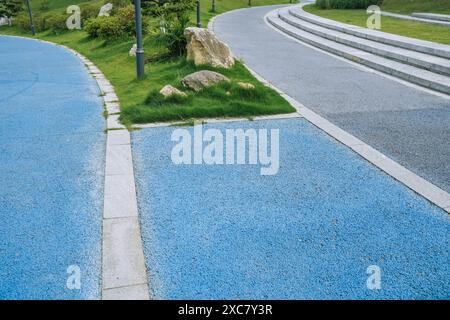 Spezielle Gummibeschichtung für den Spielplatz oder Sportaktivitäten. Verbindung von blauem Bodenbelag aus recycelten Materialien. Gepolsterter Boden coveri Stockfoto