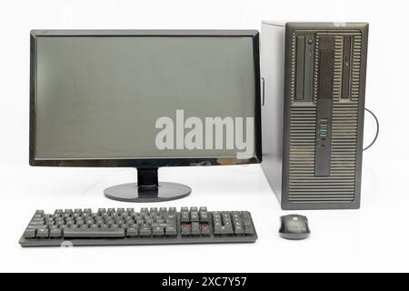 Desktop-Computer-Setup mit Monitor, Tastatur und Maus. Vorderansicht. Stockfoto