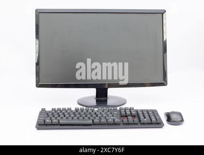 Computer-Setup mit Monitor, Tastatur und Maus isoliert auf weißem Hintergrund. Stockfoto