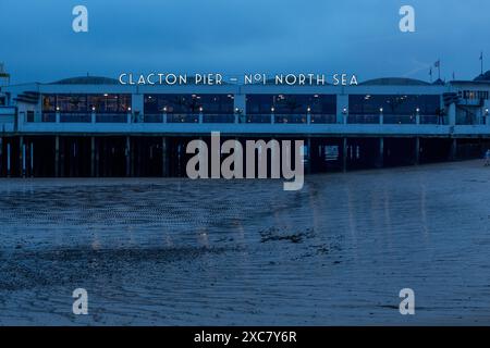 Das beleuchtete Schild am Clacton Pier in der Abenddämmerung Stockfoto