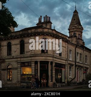 Kulturen Bier, Wein und Feinkost im Herzen des Dorfes Saltaire, Saltaire, Shipley, Bradford werden abends beleuchtet Stockfoto