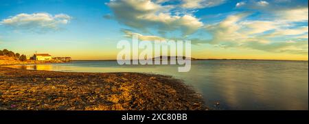 Sonnenaufgang über dem Teich Thau in Occitanie, Frankreich Stockfoto