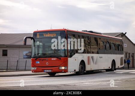 BERGEN, NORWEGEN - 11. AUGUST 2016: Iveco Crossway LE Bus von Skyss Transportunternehmen in Bergen, Norwegen Stockfoto