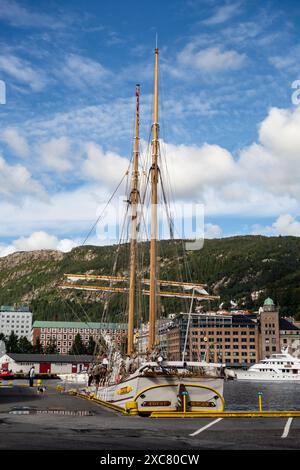 BERGEN, NORWEGEN - 11. AUGUST 2016: Das alte Segelschiff von Bergen legt im norwegischen Hafen an Stockfoto