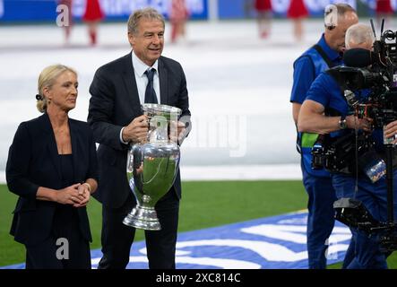 München, Deutschland. Juni 2024. Fußball: UEFA Euro 2024, Europameisterschaft, Deutschland - Schottland, Vorrunde, Gruppe A, Heidi Beckenbauer, Witwe des ehemaligen Nationalspielers und Trainers Franz Beckenbauer, bringt mit Jürgen Klinsmann, Deutschlands Kapitän bei der Europameisterschaft 1990, den Pokal in die Arena. Quelle: Sven Hoppe/dpa/Alamy Live News Stockfoto