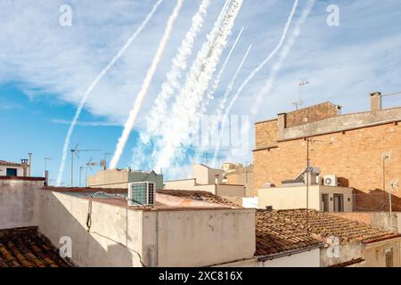 Das israelische Luftabwehrsystem schießt Raketen ab, Rauch aus Raketenstarts. Konzept: Raketenangriff, Krieg in Israel, Eiserne Kuppel. Stockfoto
