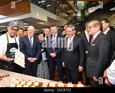 Wellington, Neuseeland. Juni 2024. Der chinesische Premierminister Li Qiang besucht am 15. Juni 2024 das Hauptquartier des neuseeländischen Milchunternehmens Fonterra mit dem neuseeländischen Premierminister Christopher Luxon in Auckland, Neuseeland. Quelle: Rao Aimin/Xinhua/Alamy Live News Stockfoto