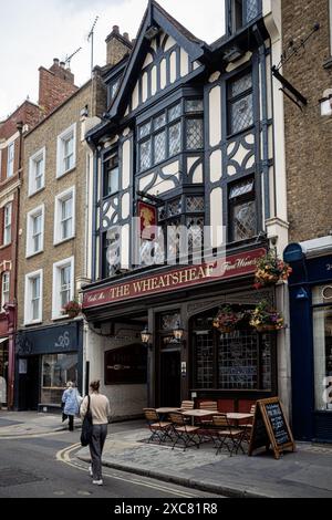 Der Wheatsheaf Pub am 25 Rathbone Place London. In den 1930er Jahren gab es einen Künstlerpub, der George Orwell, Dylan Thomas und Humphrey Jennings zu Gast war. Stockfoto