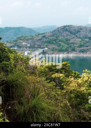 Wunderschöner Blick durch die Bäume des Idukki-Damms, der über den Periyar Fluss, Idukki Bezirk, Kerala gebaut wurde. Stockfoto