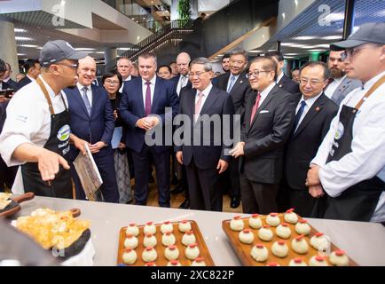 Wellington, Neuseeland. Juni 2024. Der chinesische Premierminister Li Qiang besucht am 15. Juni 2024 das Hauptquartier des neuseeländischen Milchunternehmens Fonterra mit dem neuseeländischen Premierminister Christopher Luxon in Auckland, Neuseeland. Quelle: Li Tao/Xinhua/Alamy Live News Stockfoto