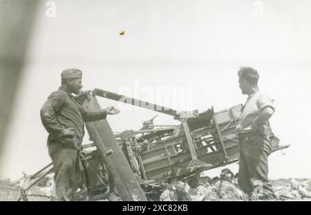 Zwei deutsche Soldaten untersuchen ein zerstörtes Flugzeug, IIWW Stockfoto