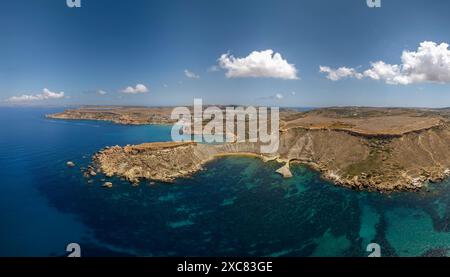 Mgarr, Malta - Panorama der Bucht von Gnejna, dem schönsten Strand Maltas und goldenen Felsen aus Ta Lippija Stockfoto