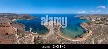 Mgarr, Malta - Panorama der Bucht von Gnejna, dem schönsten Strand Maltas und goldenen Felsen aus Ta Lippija Stockfoto