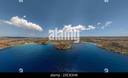 Mgarr, Malta - Panorama der Bucht von Gnejna, dem schönsten Strand Maltas und goldenen Felsen aus Ta Lippija Stockfoto