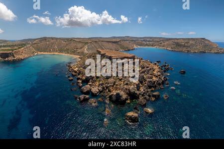 Mgarr, Malta - Panorama der Bucht von Gnejna, dem schönsten Strand Maltas und goldenen Felsen aus Ta Lippija Stockfoto