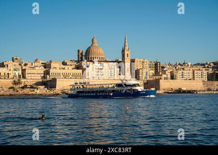 26.05.24. Malta, Grand Harbour. Bootstour zum Hafen. Luftbild über die Hauptstadt von Malta Valetta im Hintergrund Stockfoto